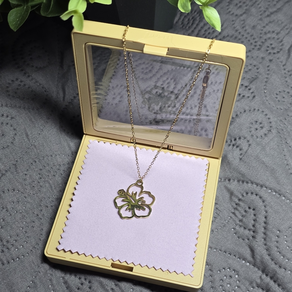 Hibiscus Flower Necklace 🌺 Stainless Steel | Waterproof - Picture 4 of 5